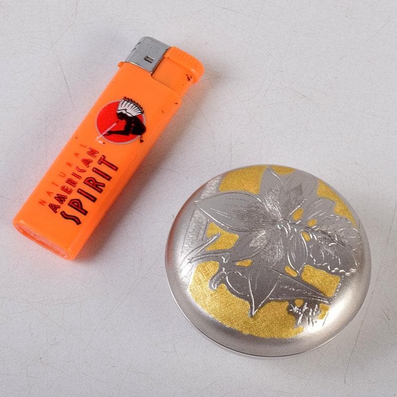 茶道具　帖佐美行作　銅地金銀鍍金　彫金香合　春蘭想　共箱　C　8579