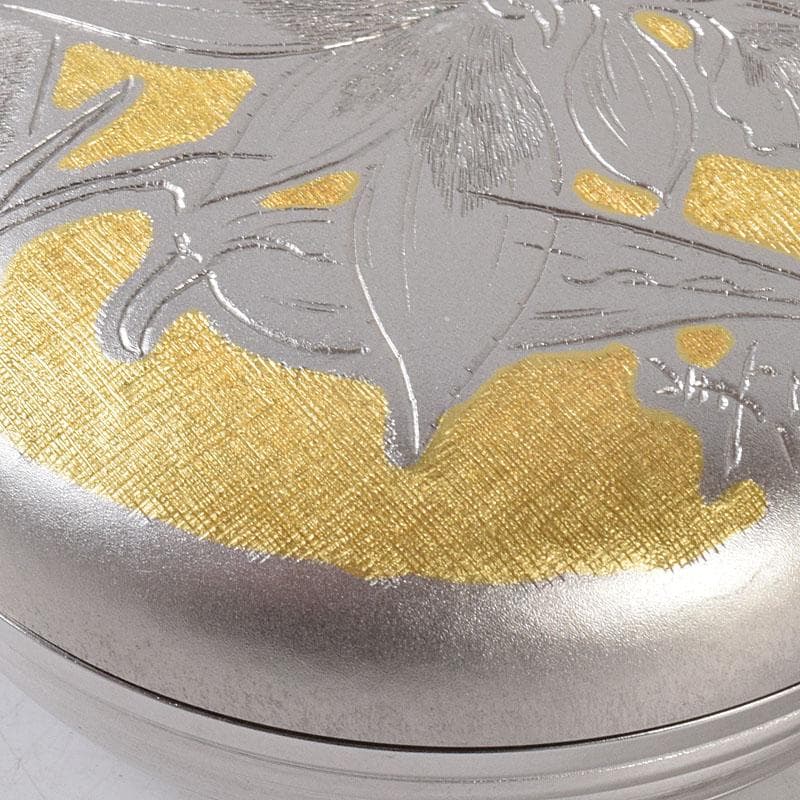 茶道具　帖佐美行作　銅地金銀鍍金　彫金香合　春蘭想　共箱　C　8579