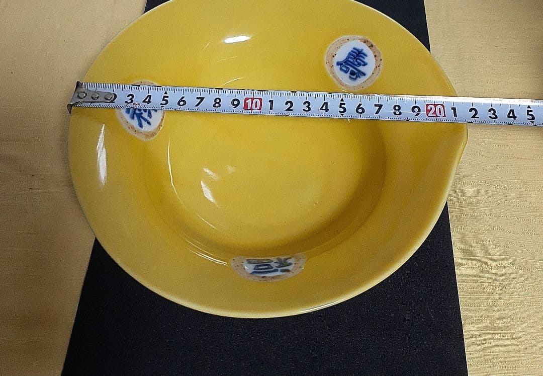 黄色の四角い陶器皿　菓子器です