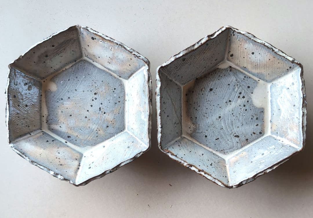伊賀焼　蓮 善隆作　粉引手　六角皿二枚　共箱あり