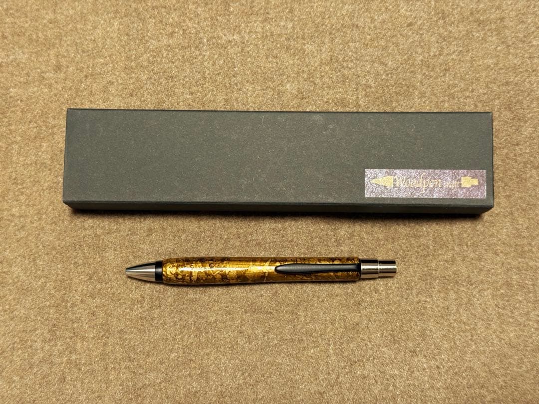 ウッドペンクラフト　屋久杉浮造り国産漆流紋・金霞（きんか）　ショートボールペン