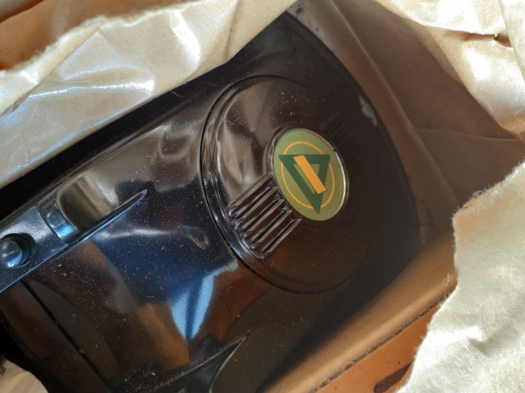 当時の電話機箱付きです