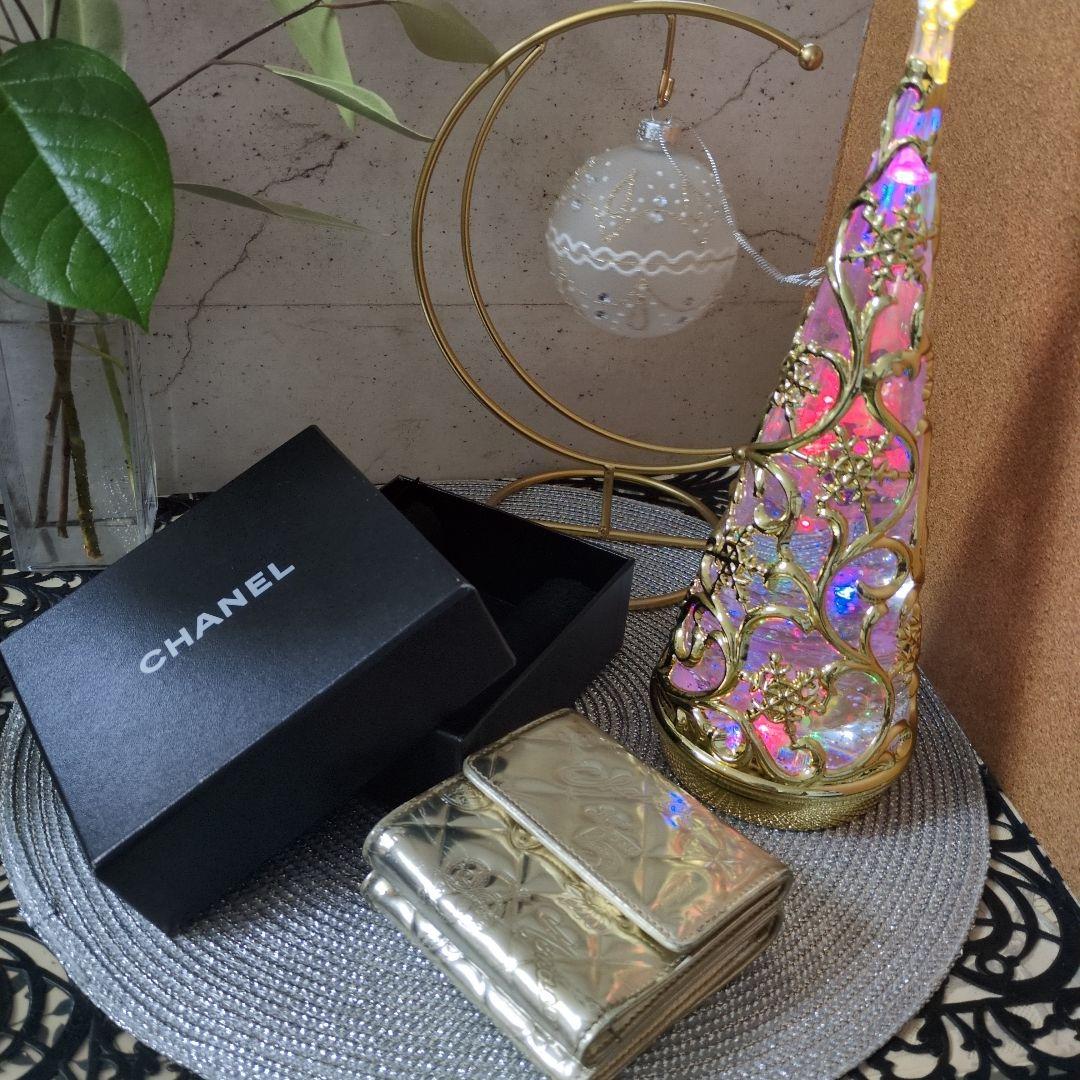 CHANEL ゴールド三つ折り財布 箱付き