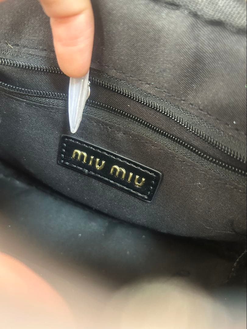 miu miu ブラックレザーショルダーバッグ