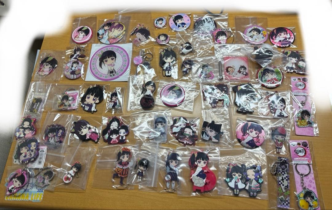 鬼滅の刃 栗花落カナヲ フィギュア ステッカー 缶バッジ チャーム まとめ売り