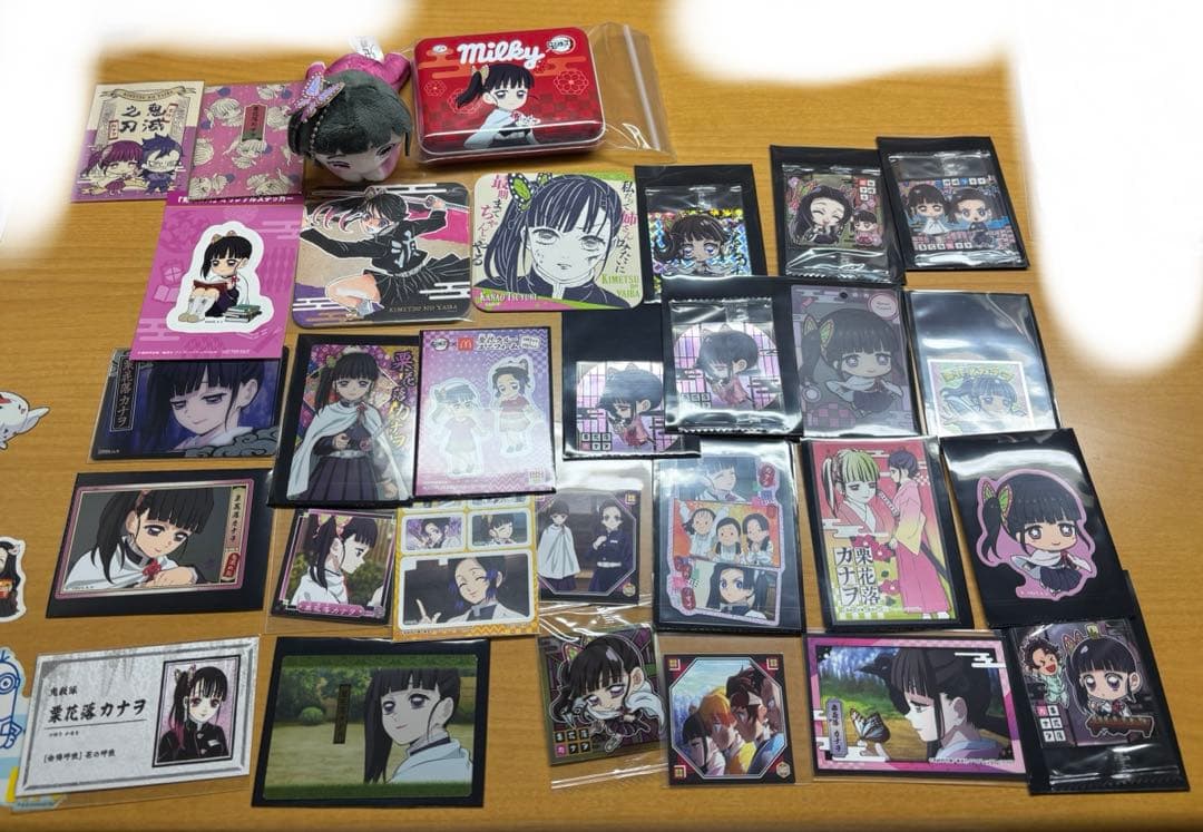 鬼滅の刃 栗花落カナヲ フィギュア ステッカー 缶バッジ チャーム まとめ売り