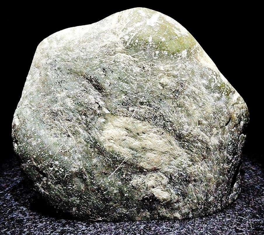 ★翡翠原石★幻の翡翠【秩父軟玉・三沢ヒスイ2面カット663ｇ】