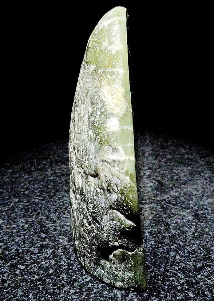 ★翡翠原石★幻の翡翠【秩父軟玉・三沢ヒスイ2面カット663ｇ】