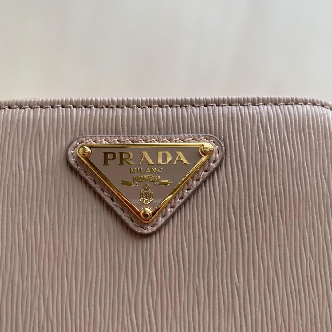 プラダ トライアングル ケース 超美品