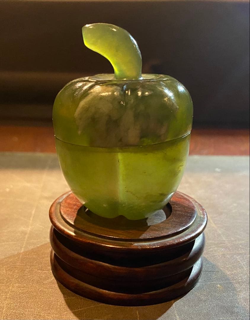 古翡翠 和田玉・鑑賞台付・ヴィンテージ　レア ・オブジェ・鼻煙壺 ・台湾茶器