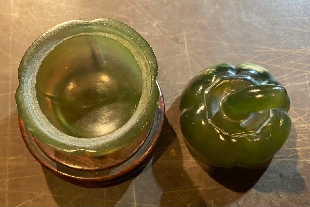 古翡翠 和田玉・鑑賞台付・ヴィンテージ　レア ・オブジェ・鼻煙壺 ・台湾茶器