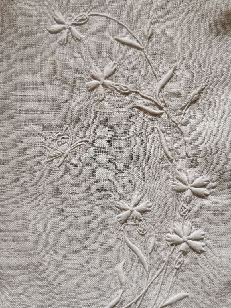 アンティーク フランス カワラナデシコと蝶の立体手刺繍 スカラップリネンランナー
