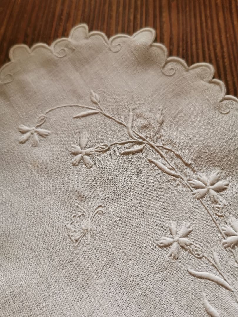 アンティーク フランス カワラナデシコと蝶の立体手刺繍 スカラップリネンランナー