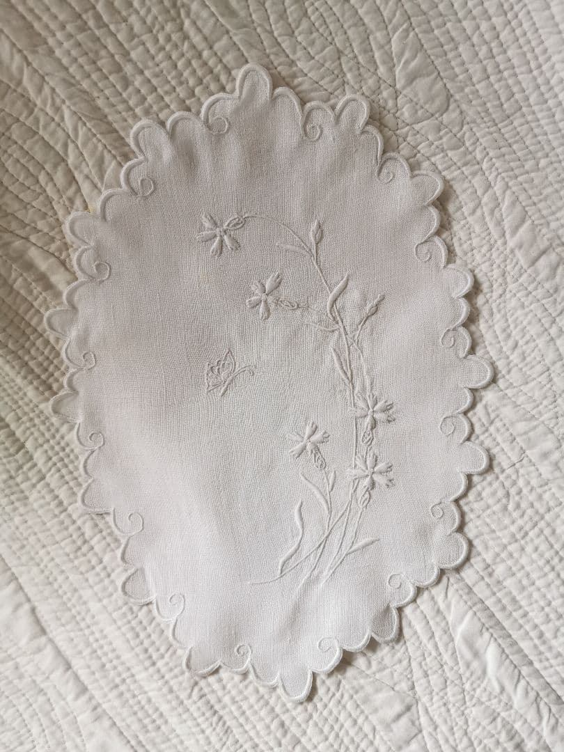 アンティーク フランス カワラナデシコと蝶の立体手刺繍 スカラップリネンランナー