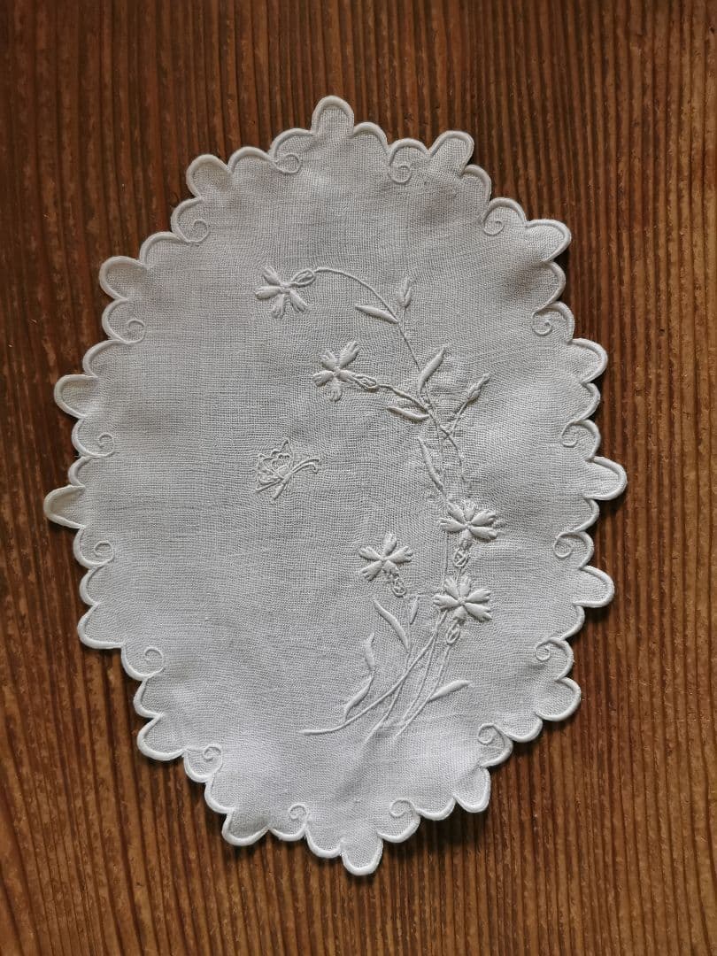 アンティーク フランス カワラナデシコと蝶の立体手刺繍 スカラップリネンランナー