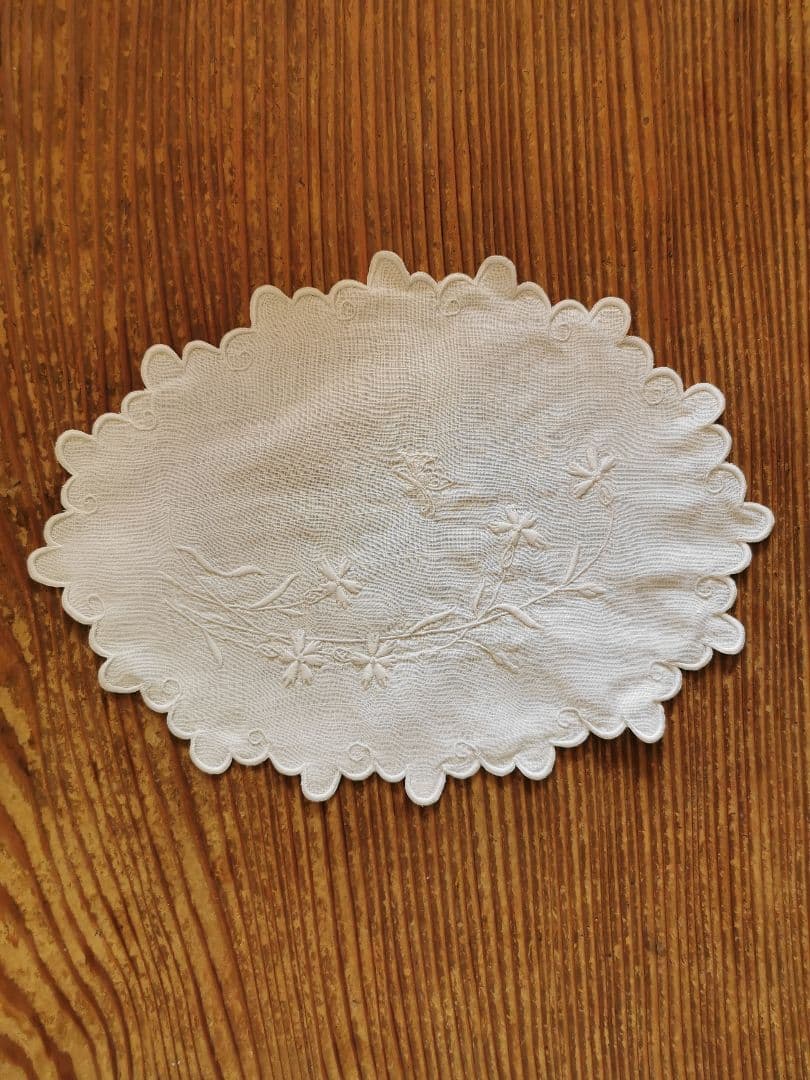 アンティーク フランス カワラナデシコと蝶の立体手刺繍 スカラップリネンランナー