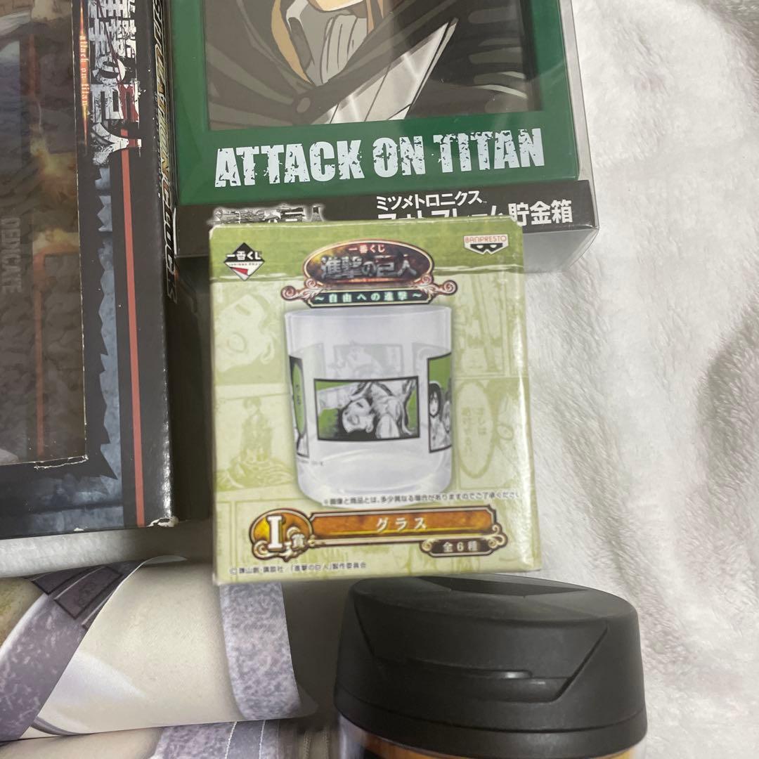 進撃の巨人　リヴァイ　エレン