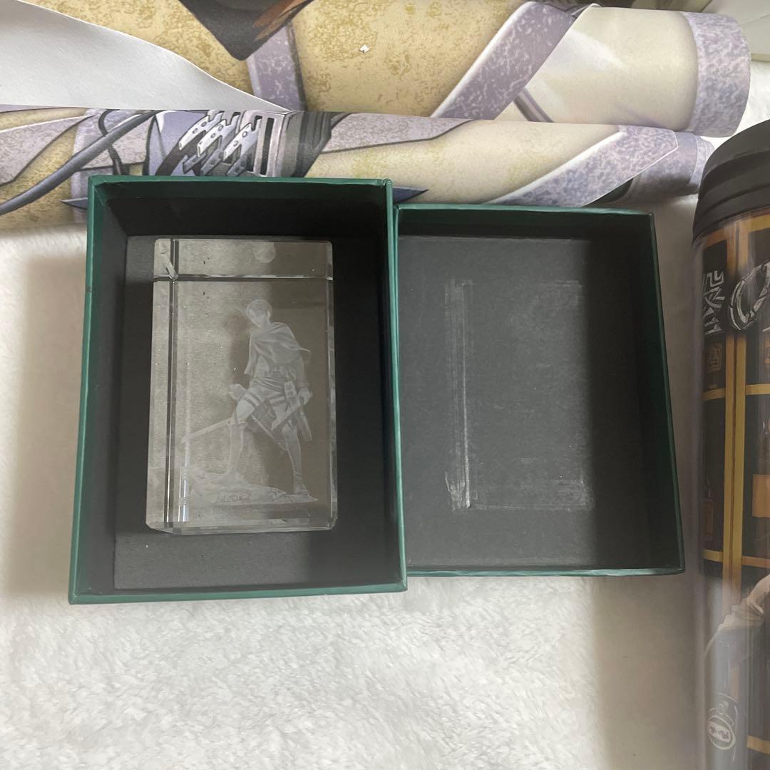 進撃の巨人　リヴァイ　エレン