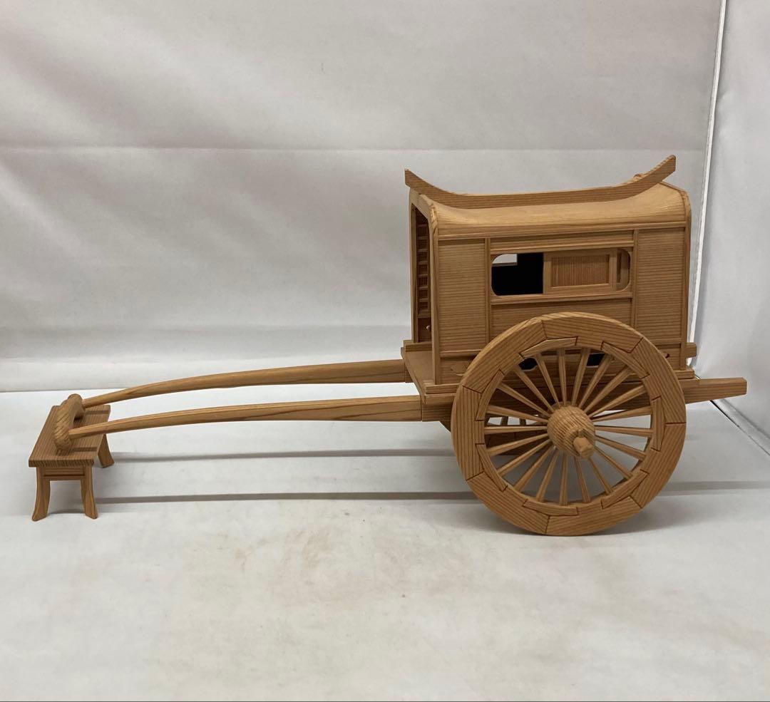 B535b 木地造 御所車置物　作者不詳　貴人乗り物　牛車　屋形車