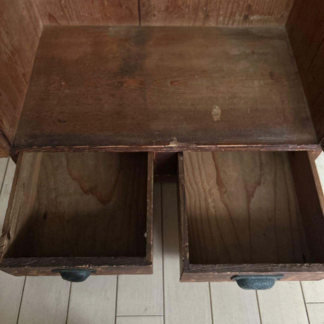 小柄な古家具の棚