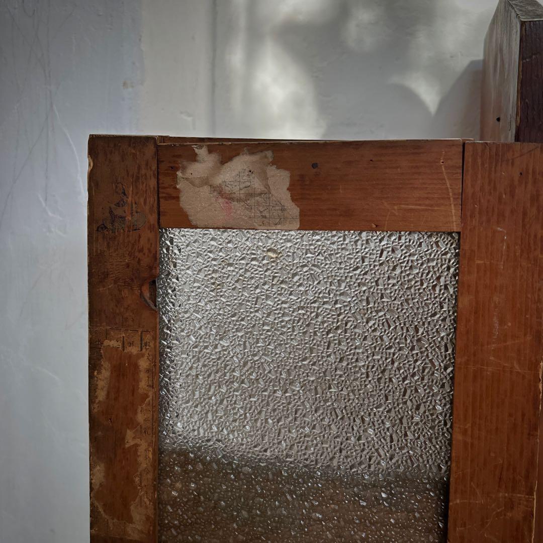 小柄な古家具の棚