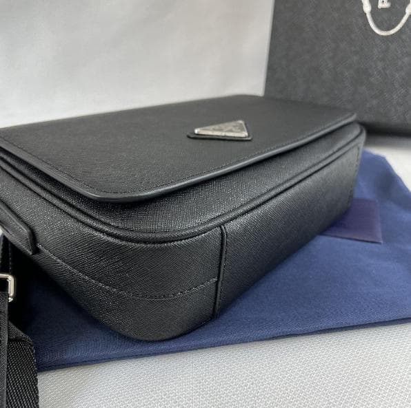 極美品 ブラック ショルダーバッグ 小銭入れ付き