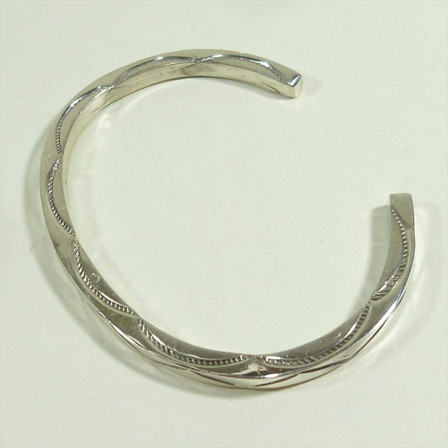 Navajo Elaine Tahe 3面スタンプ ワークバングル Ⅱ