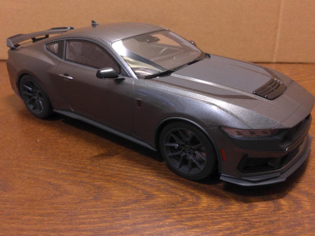 1/18 フォード マスタング ダークホース 2024(カーボナイズドグレー)