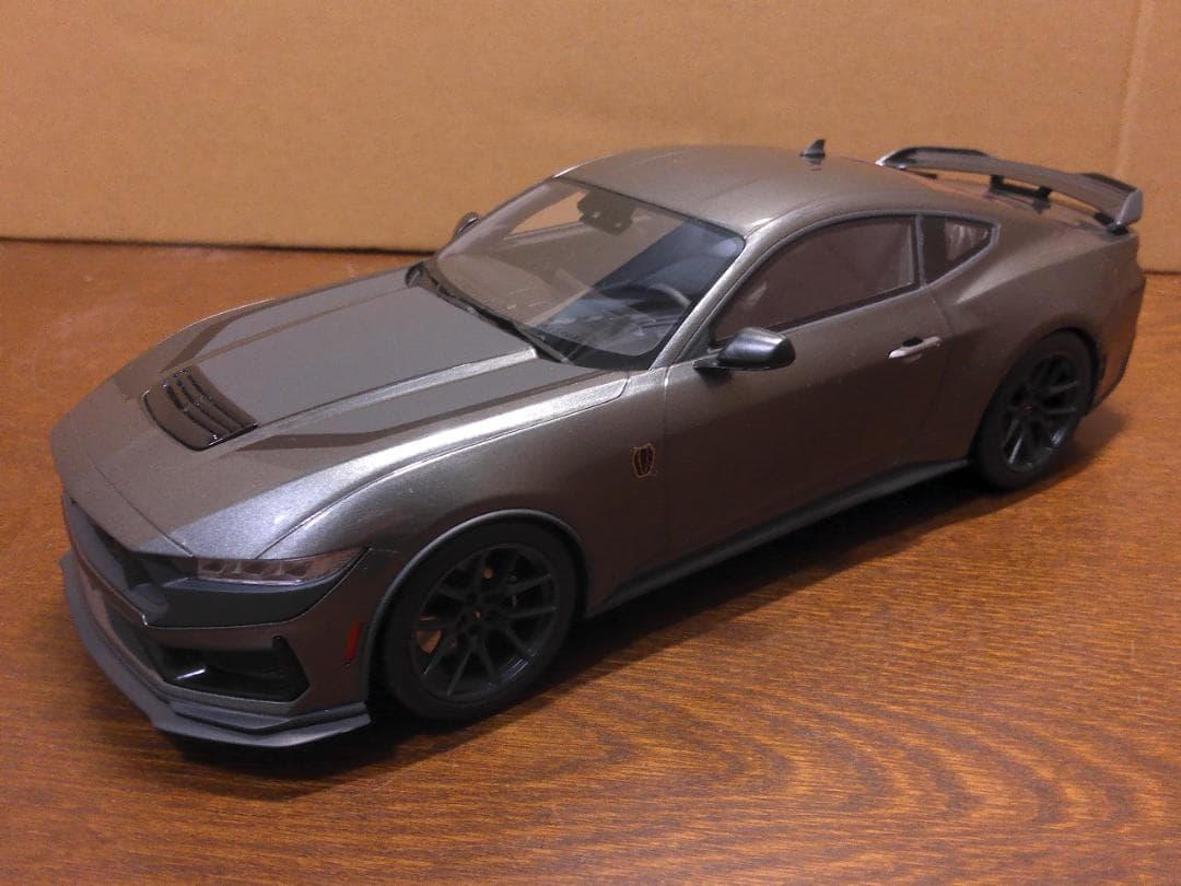 1/18 フォード マスタング ダークホース 2024(カーボナイズドグレー)