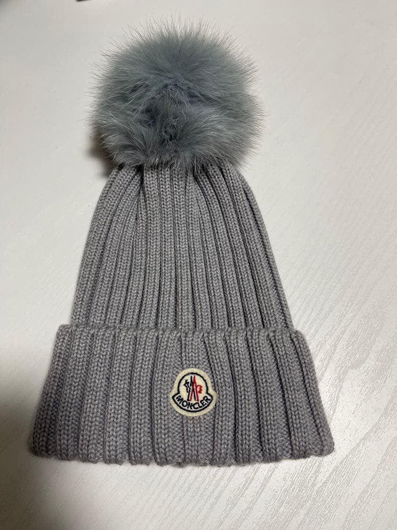 MONCLER グレー ファー付きニット帽