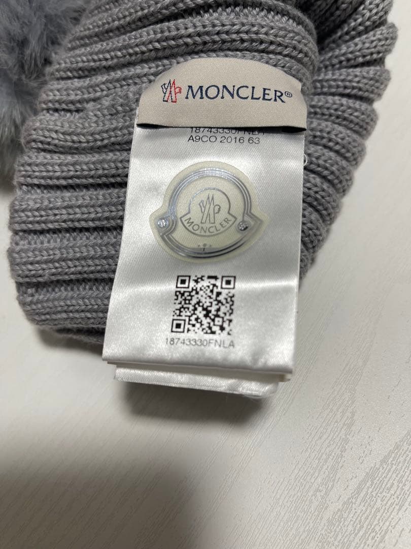 MONCLER グレー ファー付きニット帽