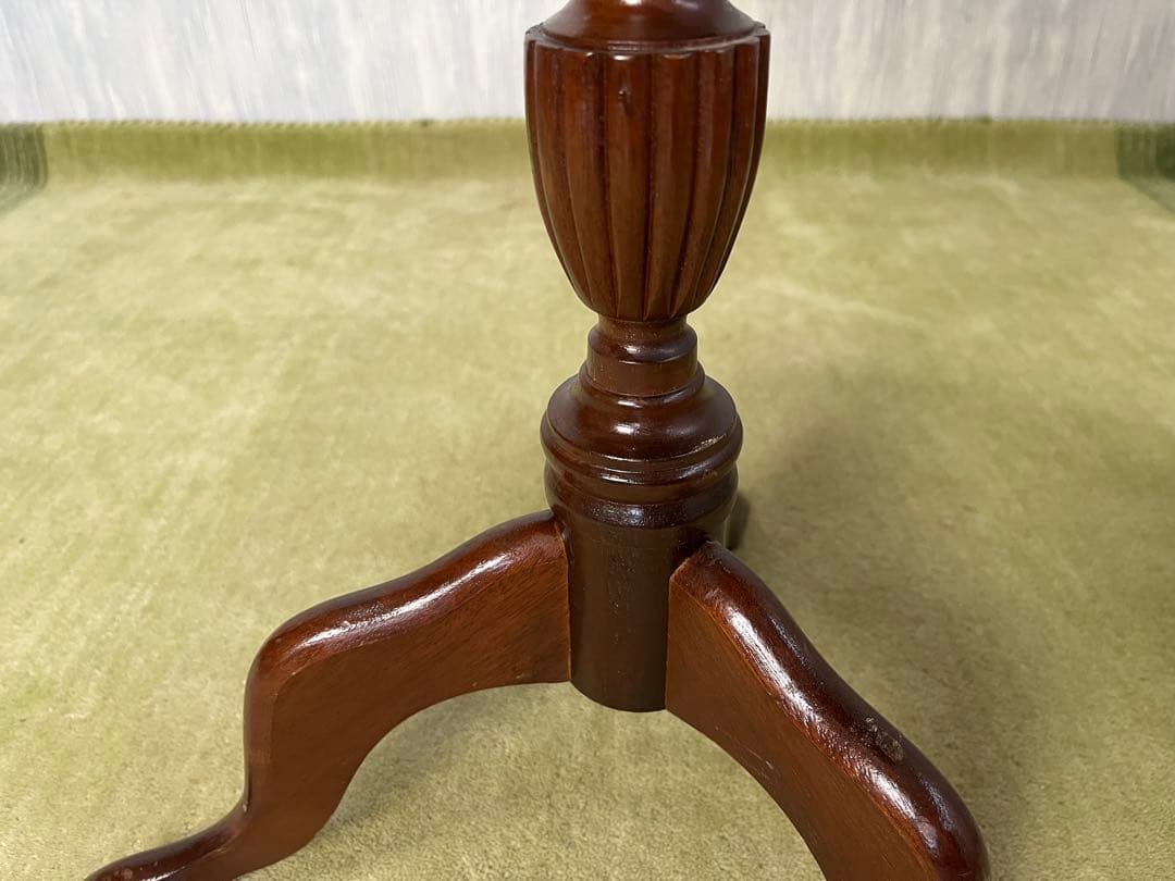 ダークブラウン円形木製テーブル