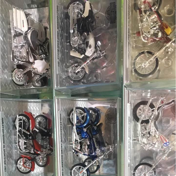 ハレーダビットソン12台ガラスケース入り❗️