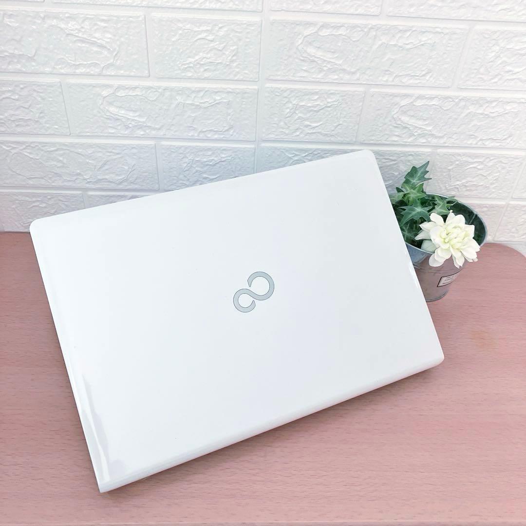 Windows11✨SSDで快適☘️カメラ付すぐ使える白ノートパソコン