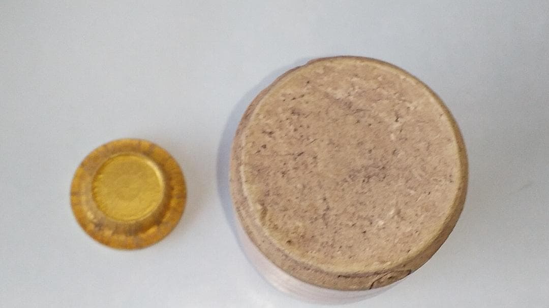 紅志野茶入 京玉欽 作 仕覆 松竹梅変わり市松 茶道具 共箱 美品 です。