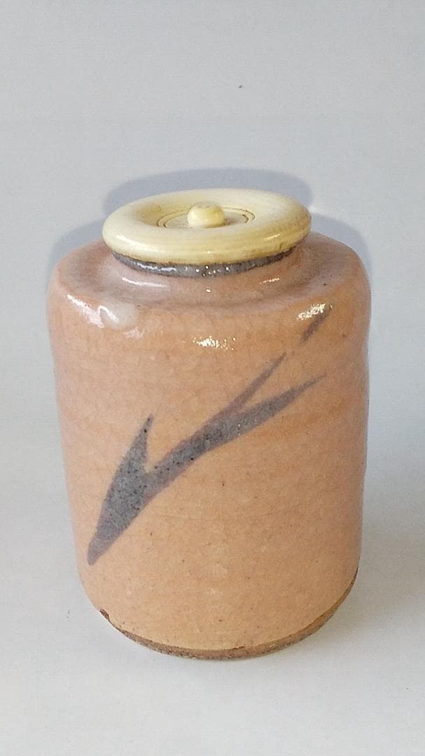 紅志野茶入 京玉欽 作 仕覆 松竹梅変わり市松 茶道具 共箱 美品 です。