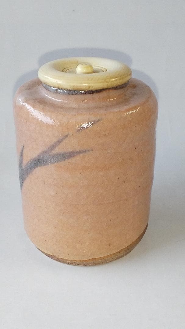 紅志野茶入 京玉欽 作 仕覆 松竹梅変わり市松 茶道具 共箱 美品 です。