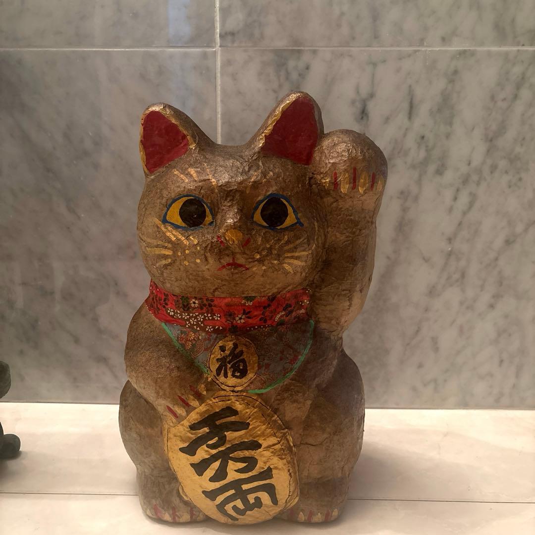 青が散る様ヴィンテージ大きな瞳や繊細に描かれた花模様の前掛けが美しい張子の招き猫