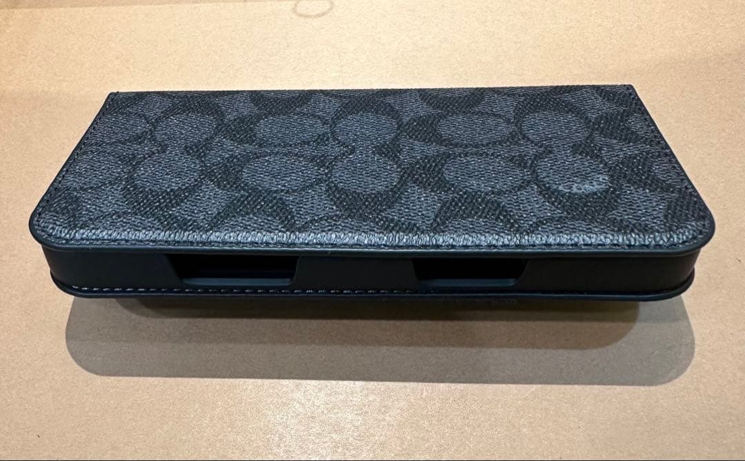 【極美品】COACH ブラックレザー手帳型iPhoneケース　6.7インチ