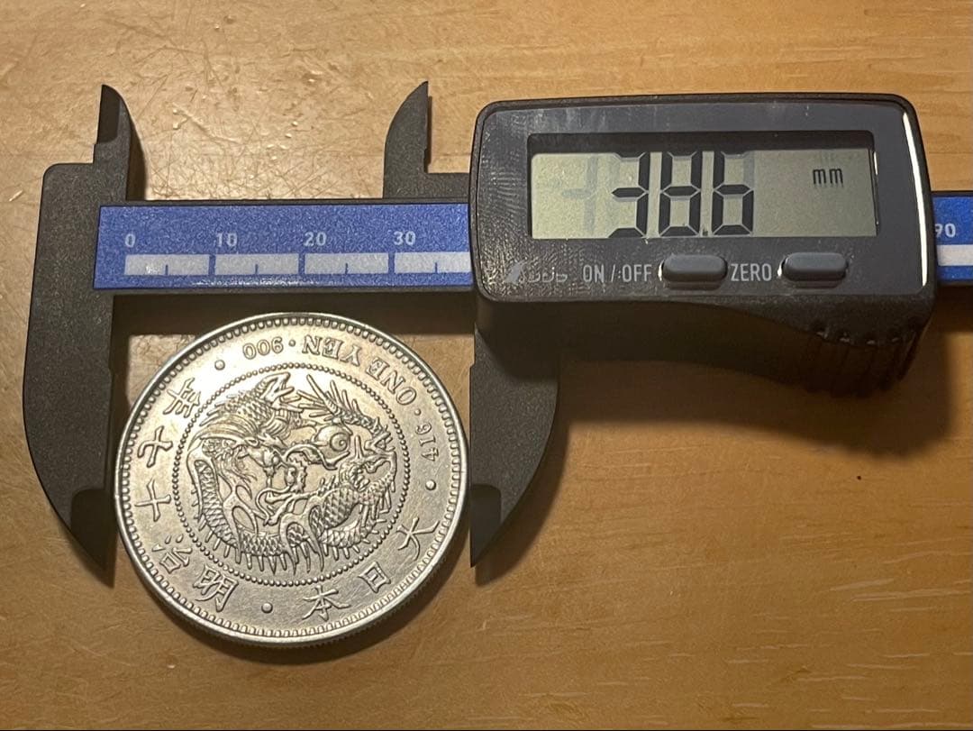 新1円銀貨　明治17年　日本近代貨幣　旧貨幣　古銭　一円銀貨　１圓銀貨　一圓銀貨