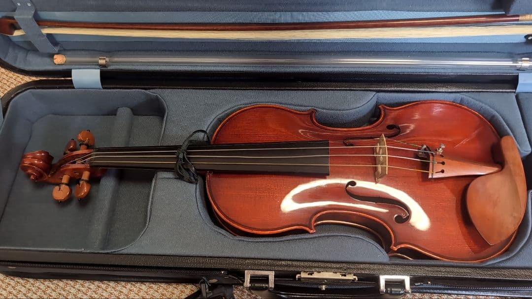 バイオリン本体 、弓、ケースほか　カバーにアーティストの直筆サイン有り