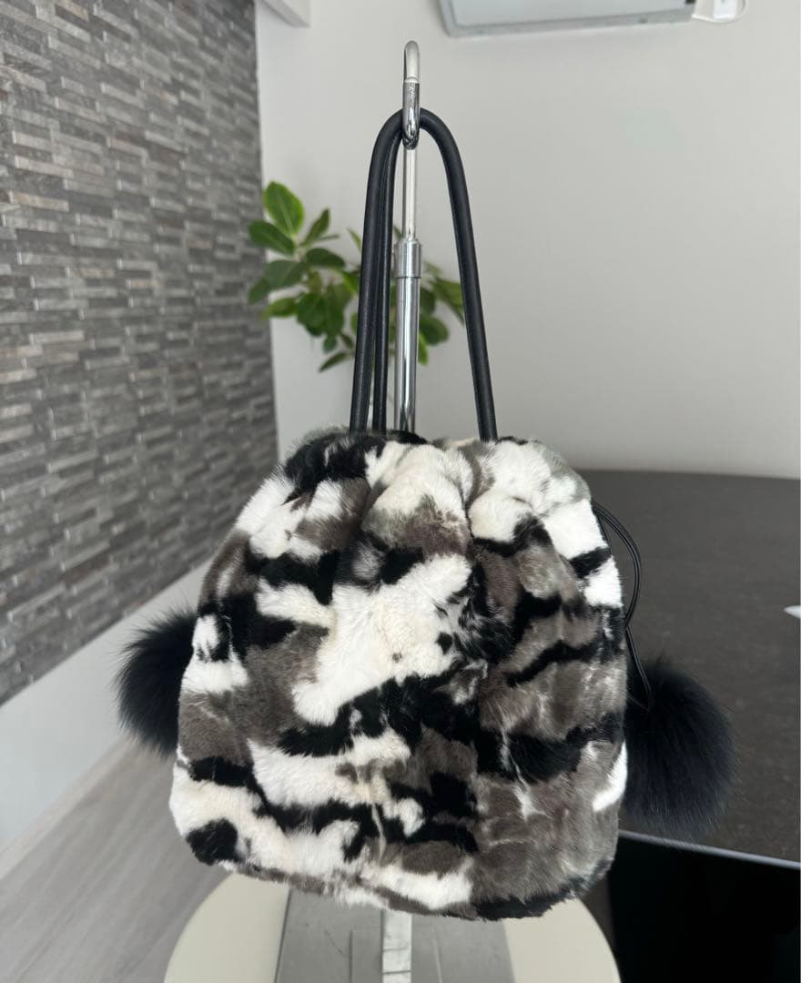 さーちん  ファー巾着バッグ 白黒模様　レッキス
