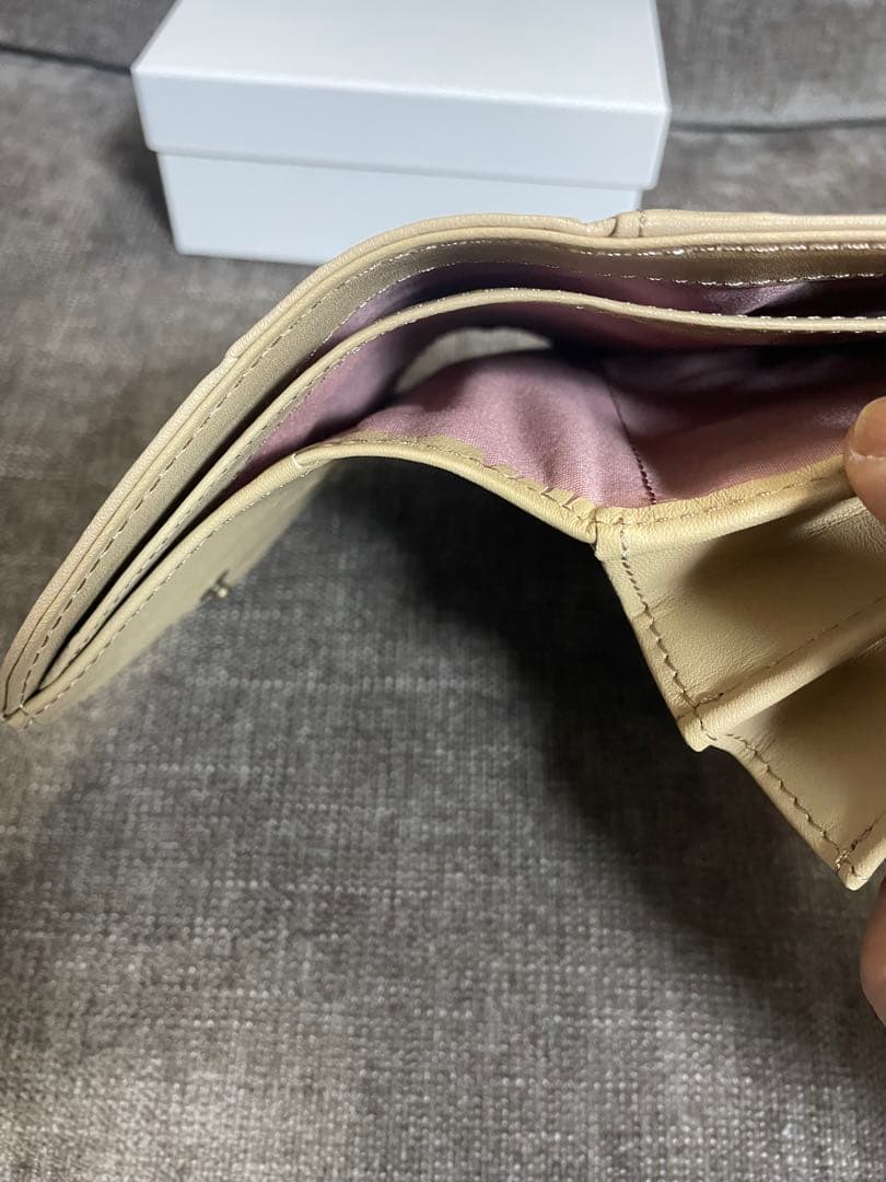 メリクリセール！Shilla シビラ　ベージュ 二つ折り財布　新品箱付