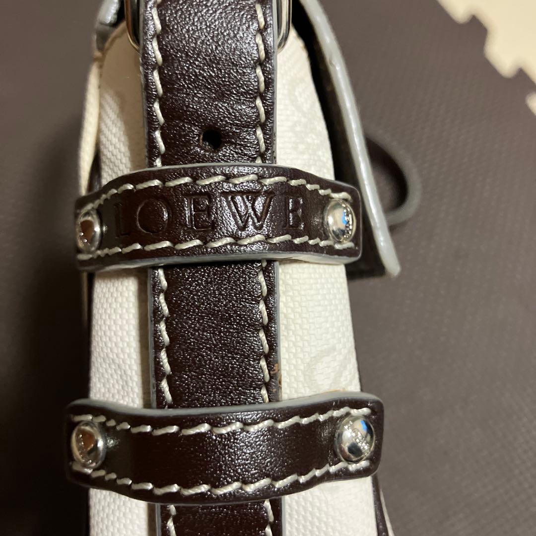 LOEWE ロゴ入り ホワイト ショルダーバッグ
