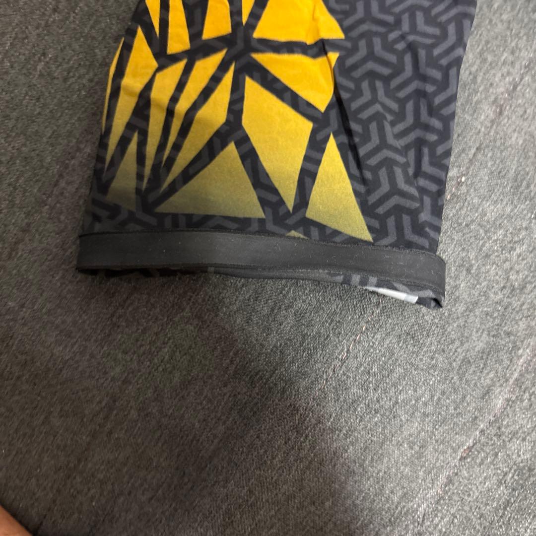 arena 競泳水着 黒/黄 幾何学模様