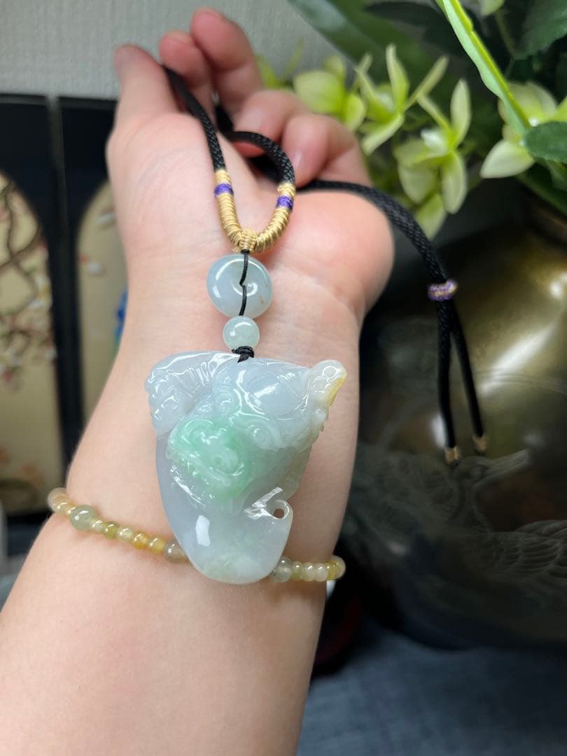 新入荷‼️御守り❣️天然A貨翡翠　希少の3色翡翠、開運龍神様の頭　鑑定書付き