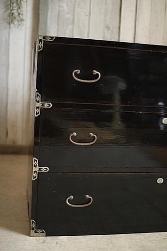 古い木製のチェスト　引き出し3段