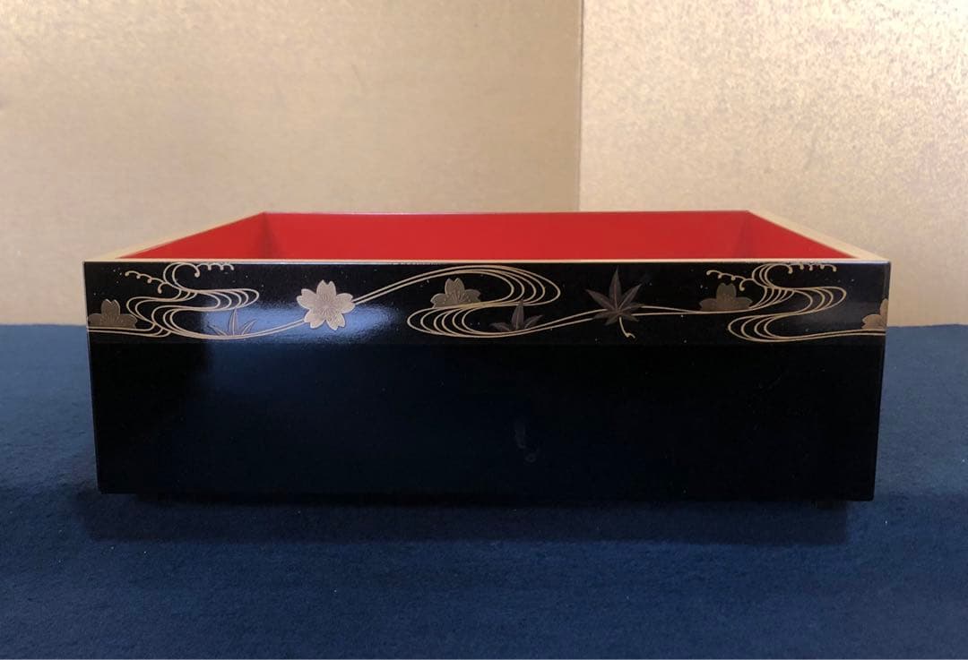 《レ》雲錦蒔絵 真塗内朱 五段重 替蓋 重台付 木製漆器 木箱 251117え2