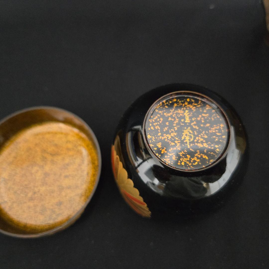 黒色の木製棗 金色と赤色の模様