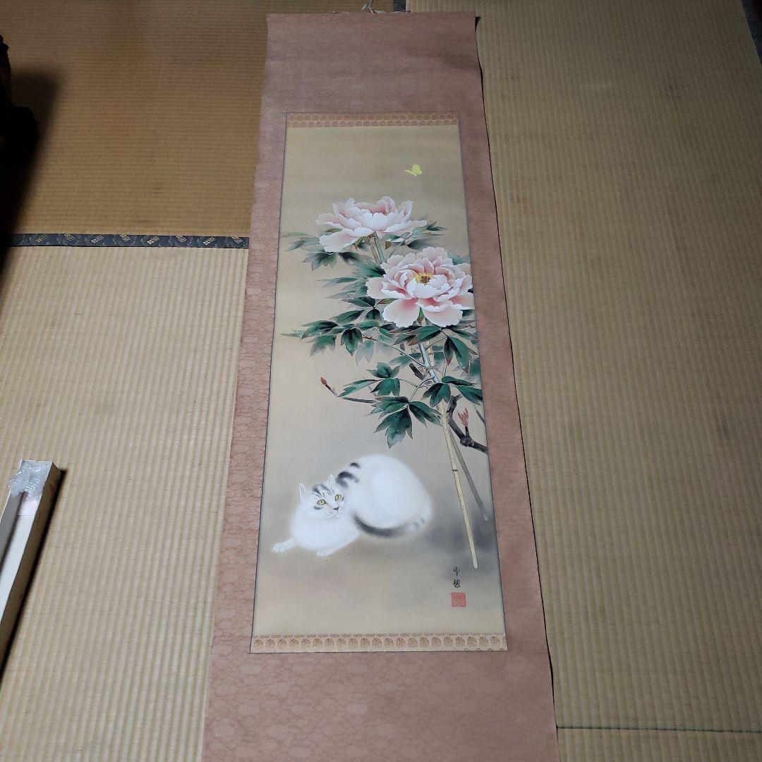 白い猫と牡丹の掛軸